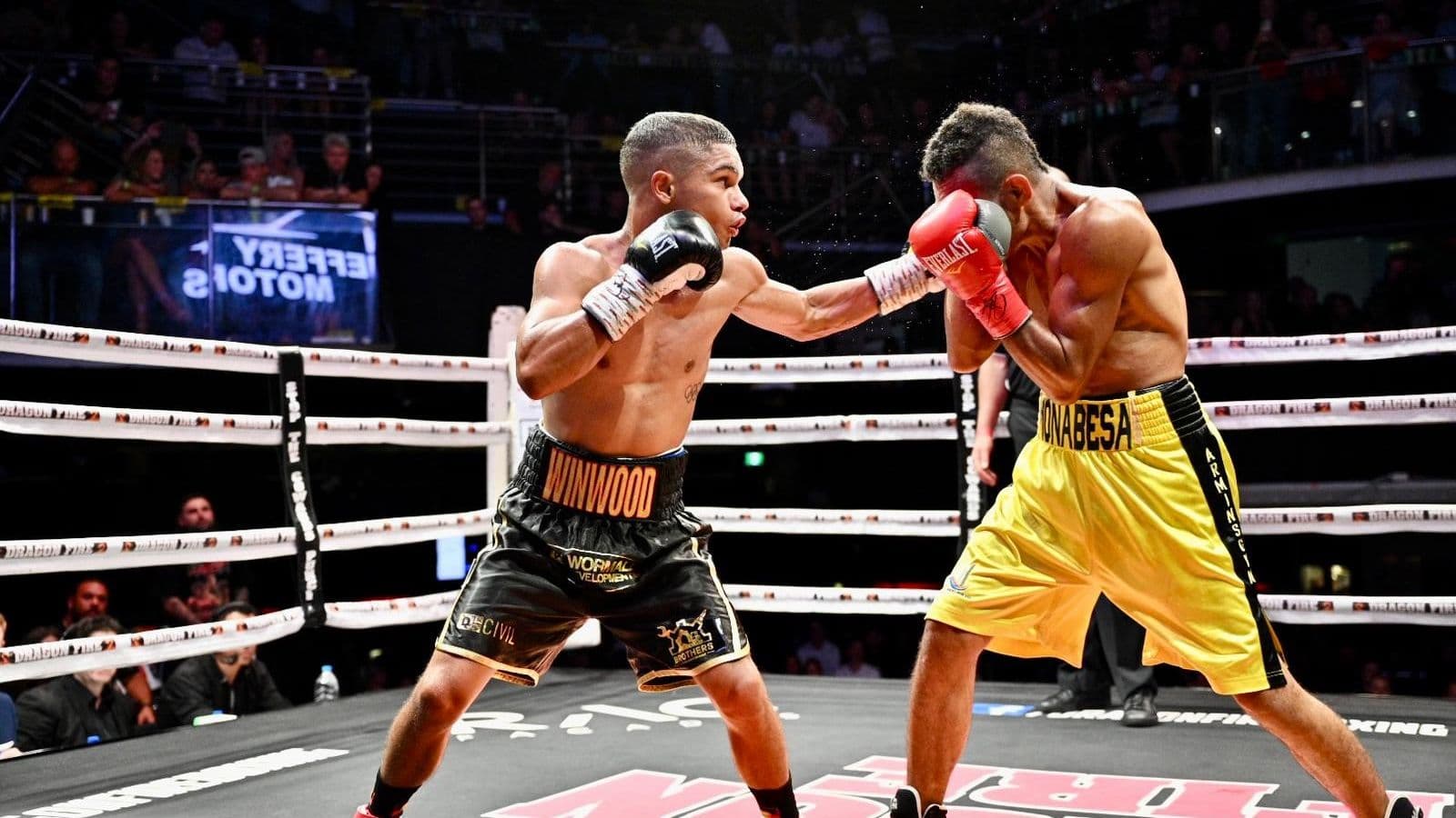 Alex Winwood vs Tibo Monabesa Left Hook