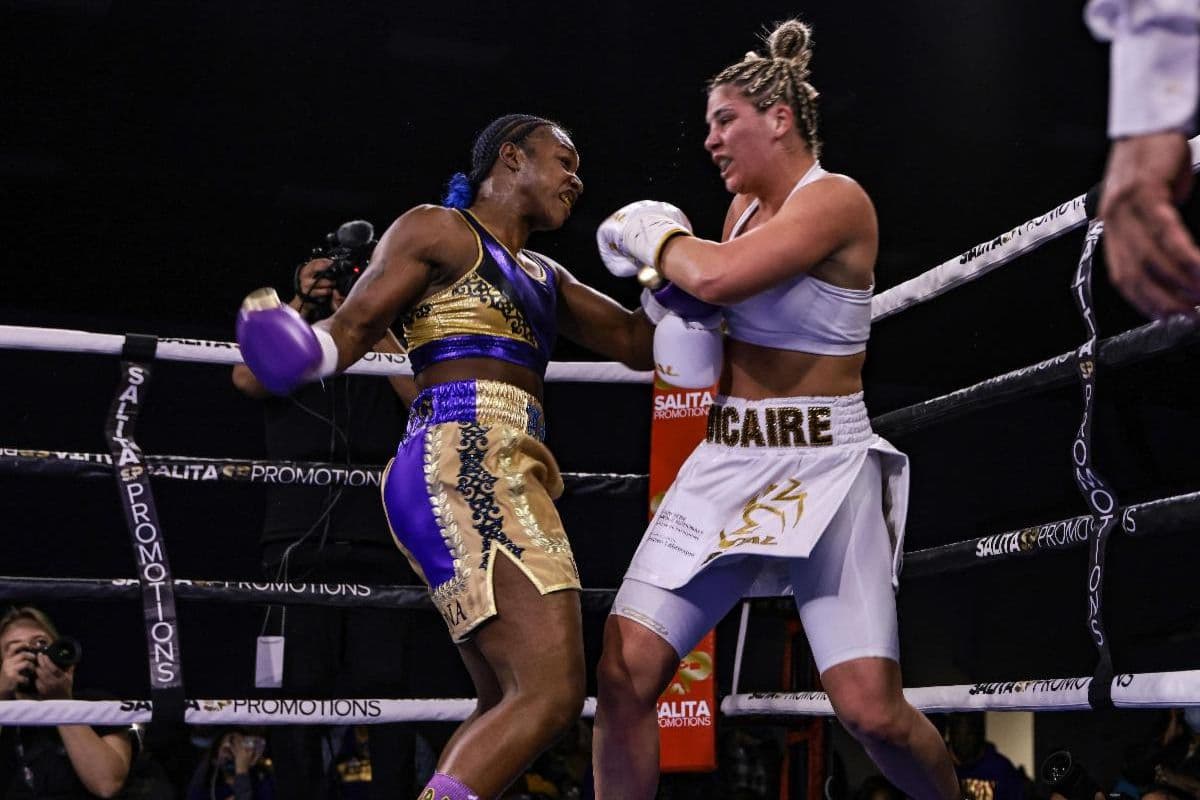 Claressa Shields becomes two-weight undisputed champion with victory over Eve Decaire