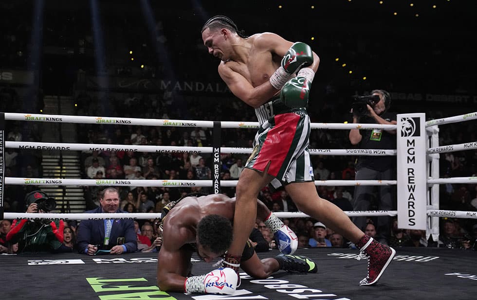 David Benavidez vs Demetrius Andrade Knockdown