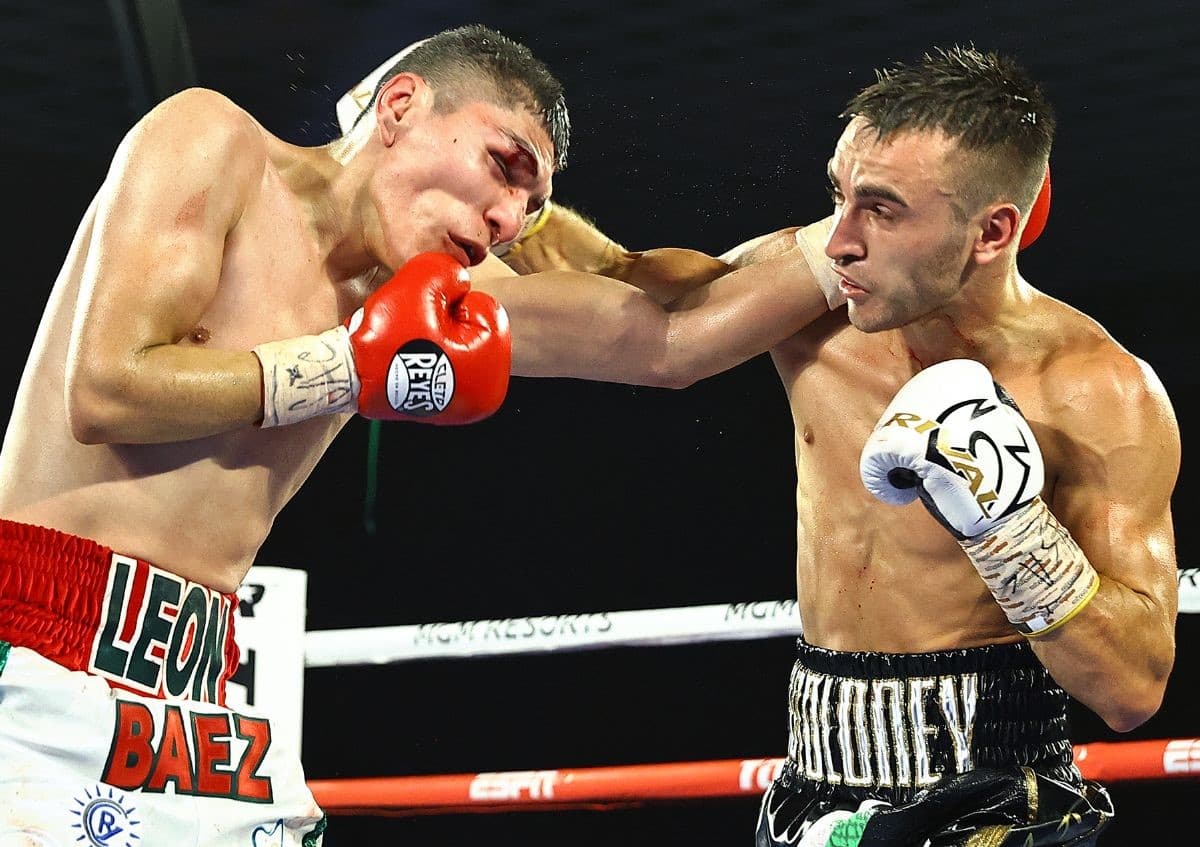 Jason Moloney Stops Leonardo Baez
