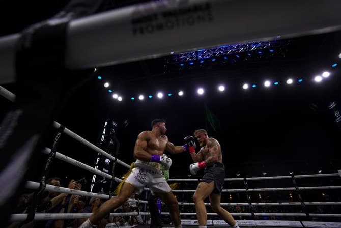 Tommy Fury vs Jake Paul Left Hook