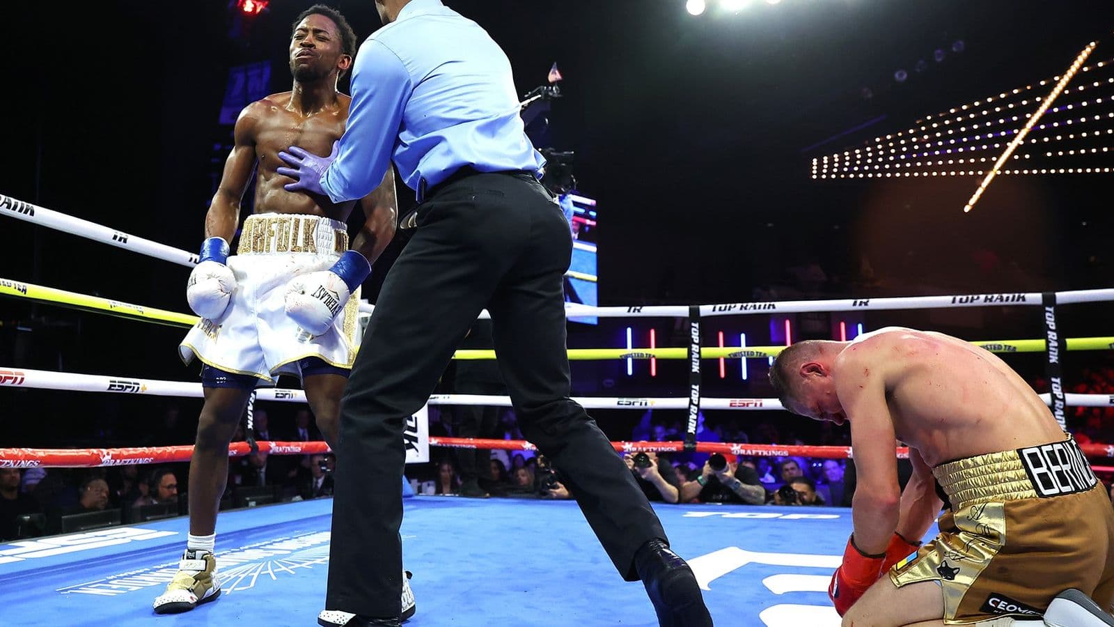 Keyshawn Davis vs Denys Berinchyk KO