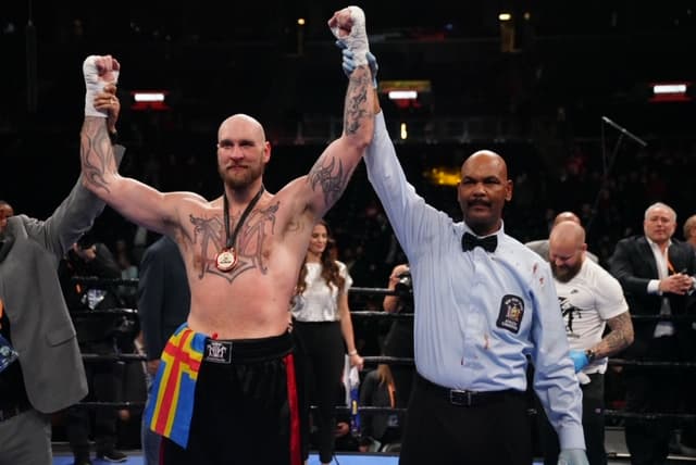 Robert Helenius Beats Adam Kownacki