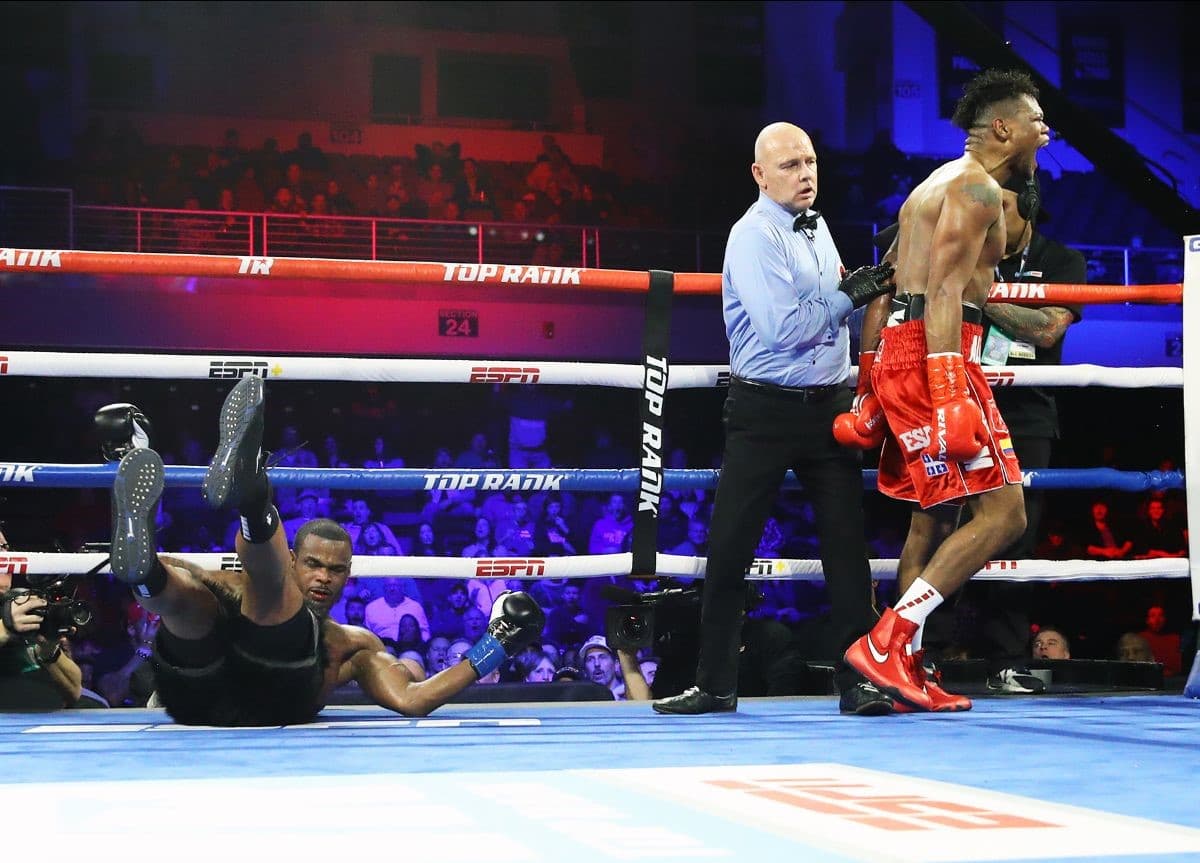 Eleider Alvarez Knocks Out Michael Seals