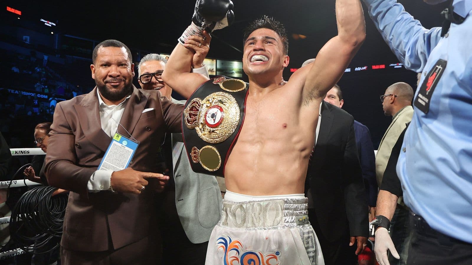Armando Resendiz Upsets Caleb Plant in High Pitched Duel
